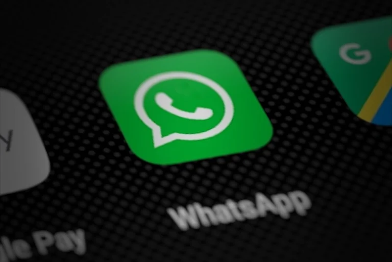 Ícone do WhatsApp exibido na tela de um smartphone