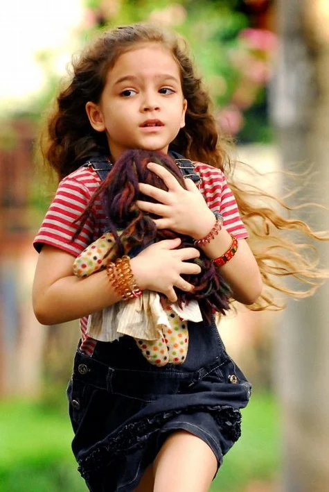 Mel Maia interpretando Rita ainda criança na novela Avenida Brasil de 2012
