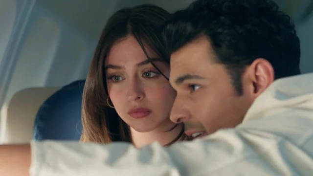 Leyla e Eren sentados lado a lado em um avião em cena de Leyla: Sombras do Passado