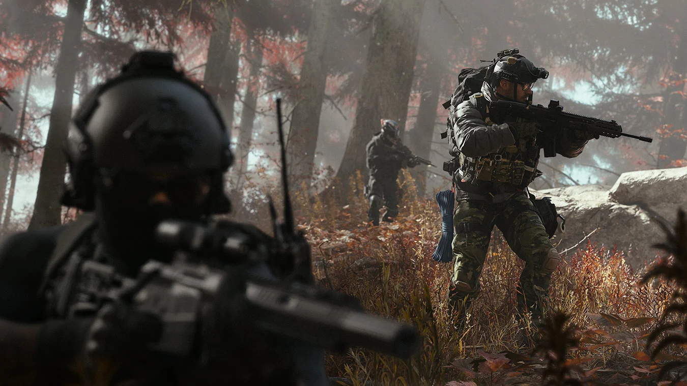 Soldado de Modern Warfare 4 mira com um fuzil em uma área de floresta durante operação militar