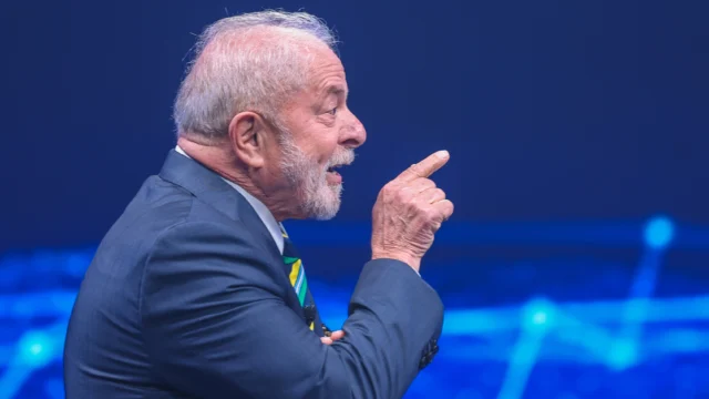 Lula gesticula durante o debate da Band de 16 de outubro de 2022