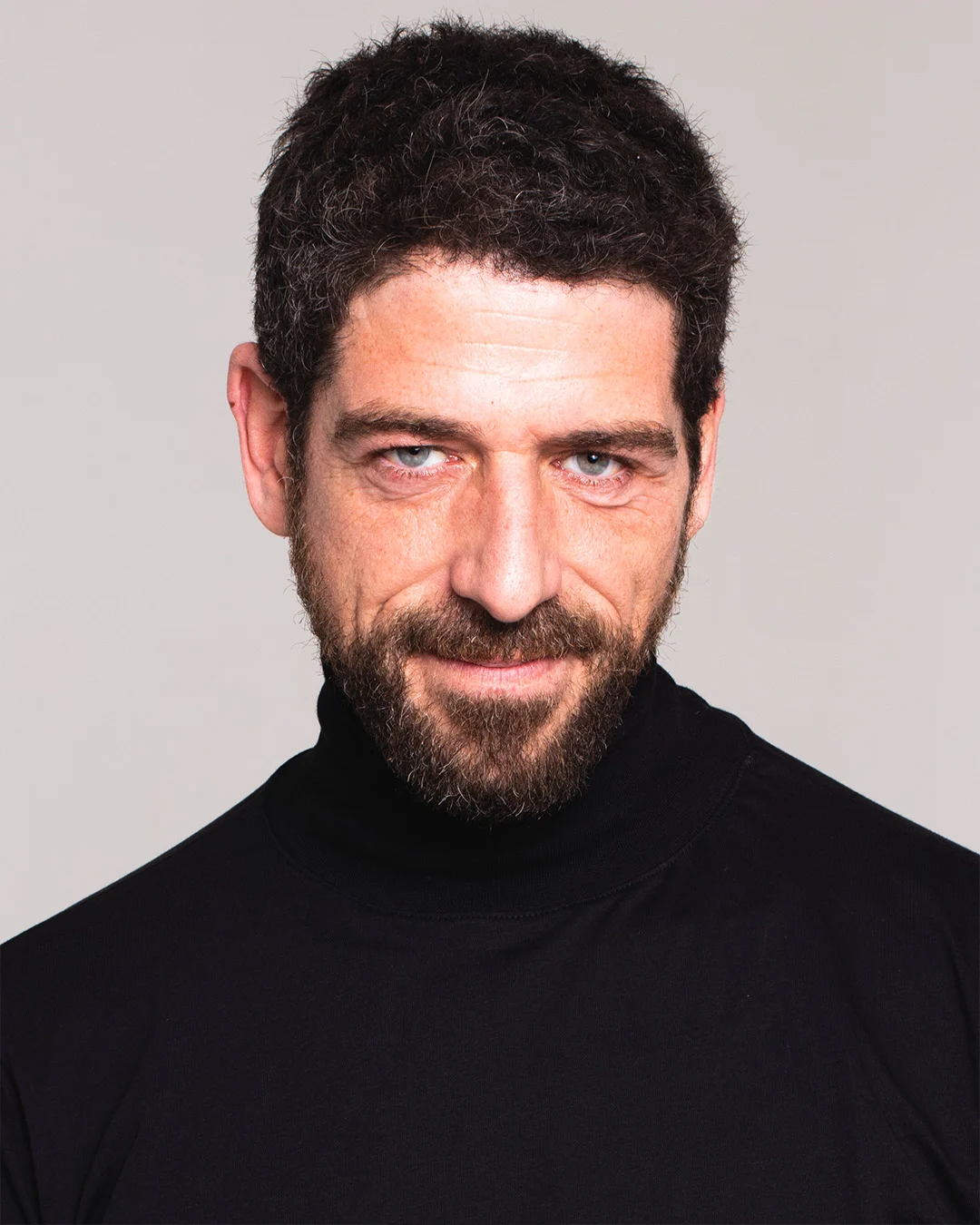 Cemal Hünal, ator turco que interpreta Kemal na série Conheço Você da Netflix
