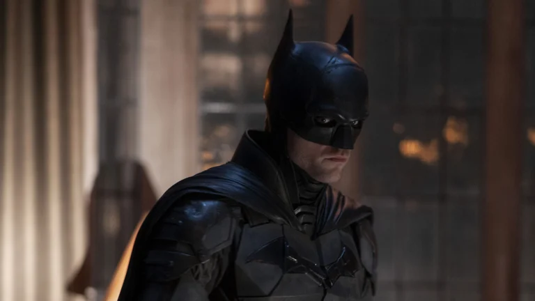 Imagem de divulgação de The Batman, filme de 2022, com o protagonista de máscara e armadura pretas