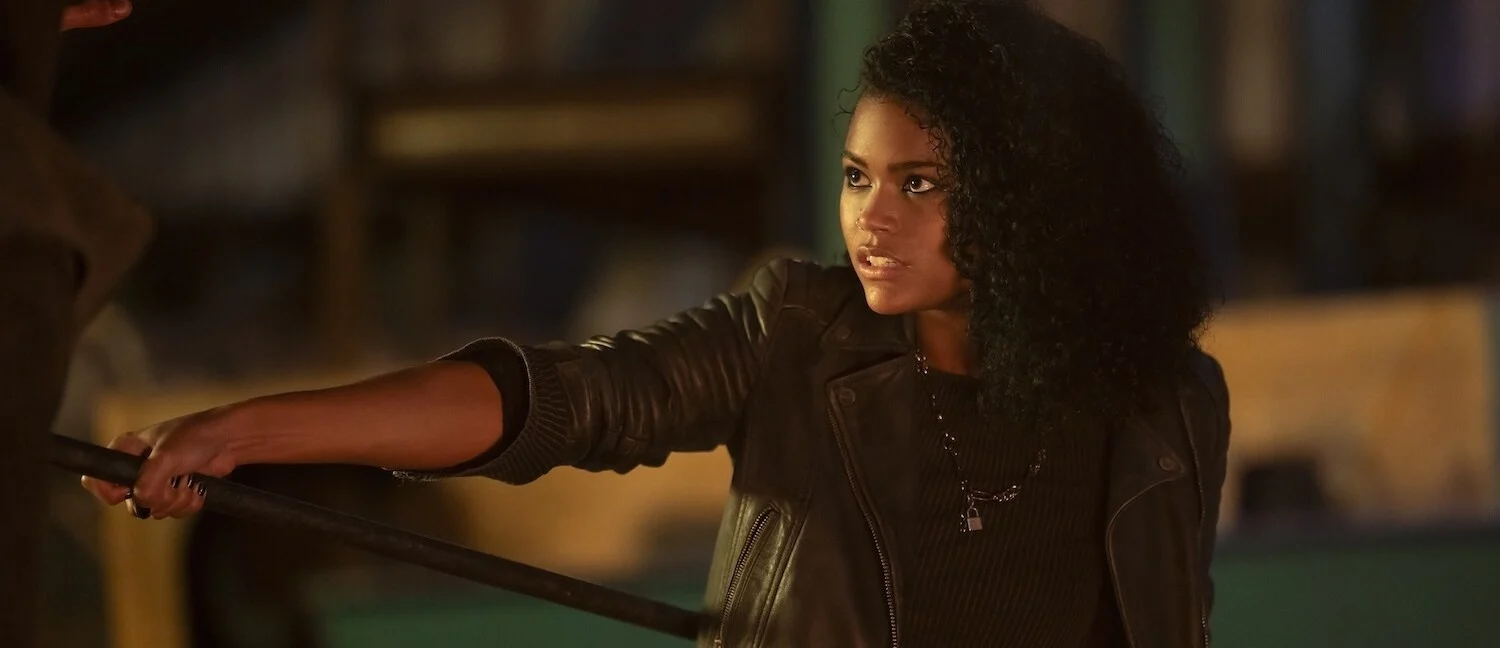 Leah Sava Jeffries como Annabeth Chase segura uma arma em cena de Percy Jackson e os Olimpianos
