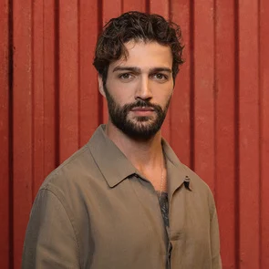 Retrato de Mert Demirci, intérprete de Tarık em Flores de Sangue
