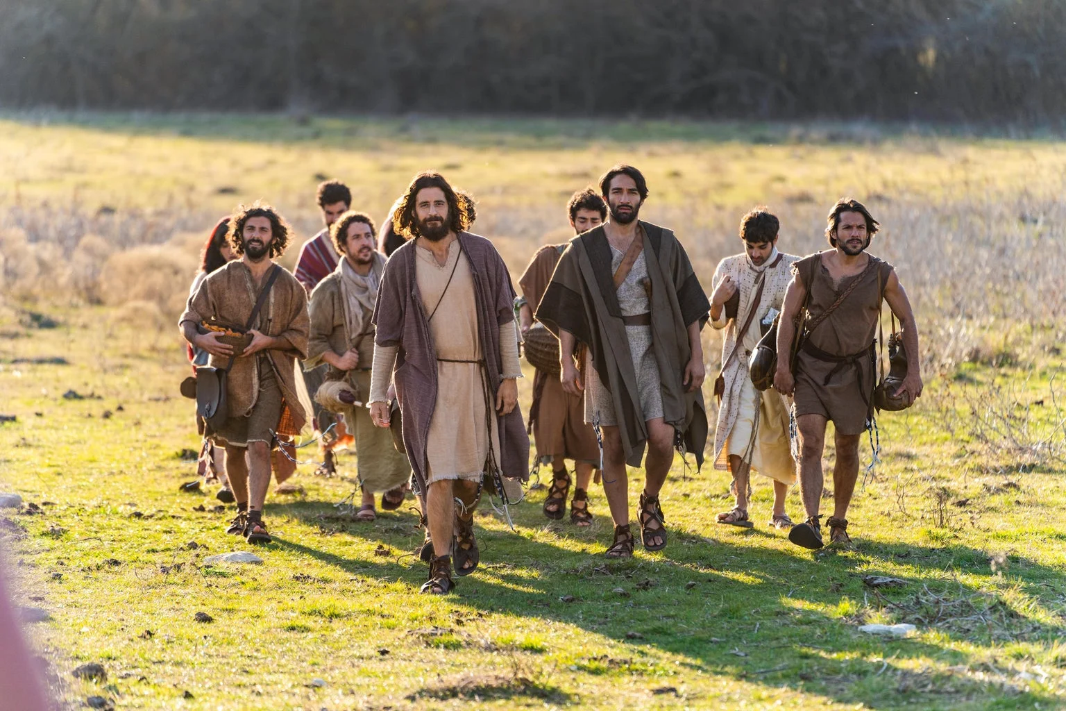 Jesus, interpretado por Jonathan Roumie, caminha ao lado dos discípulos em The Chosen