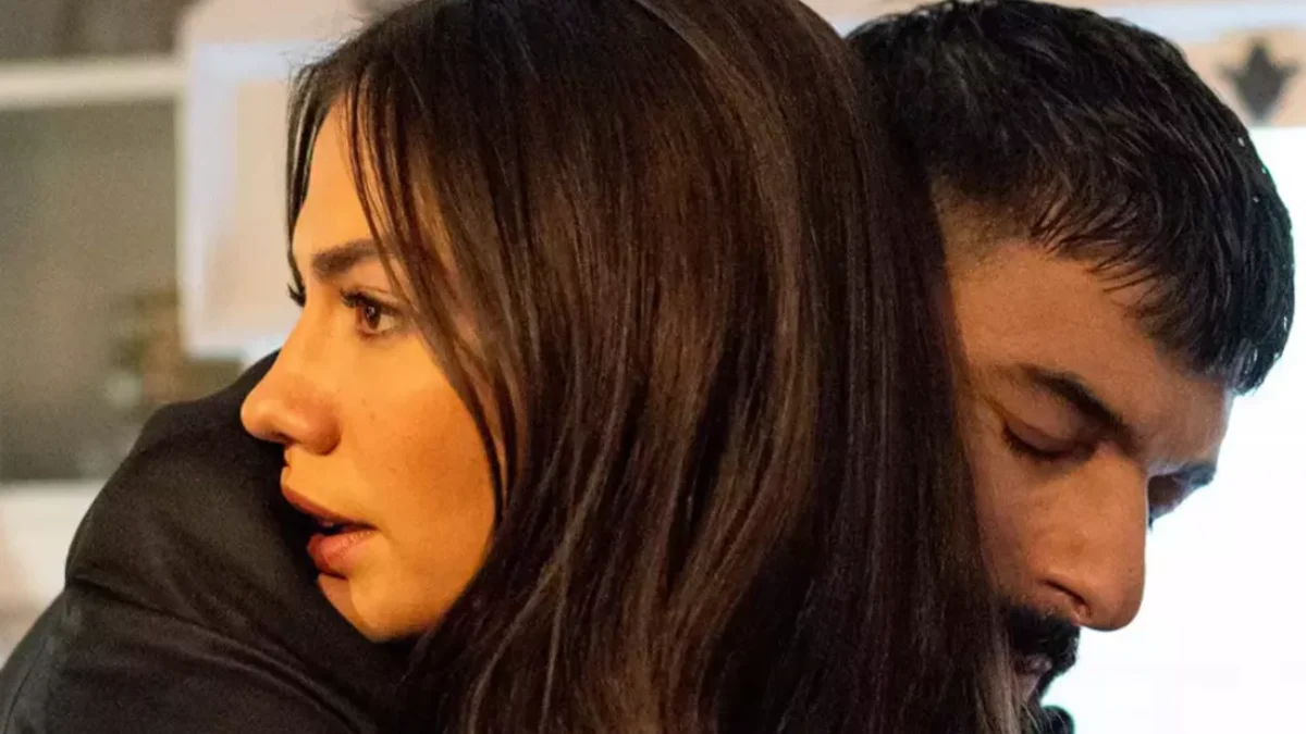 Demet Özdemir e Engin Akyürek em cena da novela turca Meu Nome é Farah