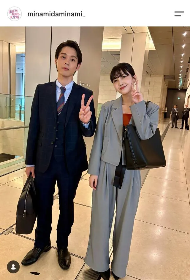 Shiori Kubo à direita ao lado de Kanata Hosoda em foto dos bastidores de Minami