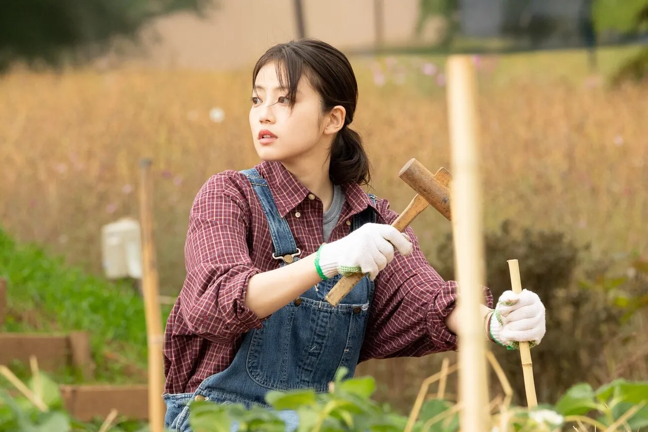 Karin Shirahama, vivida por Mio Imada, trabalha com ferramentas em sua plantação na série Amor, Doce Amor
