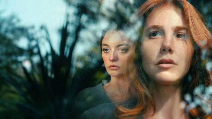 Melis Sezen e Elçin Sangu em imagem de divulgação do suspense turco Conheço Você