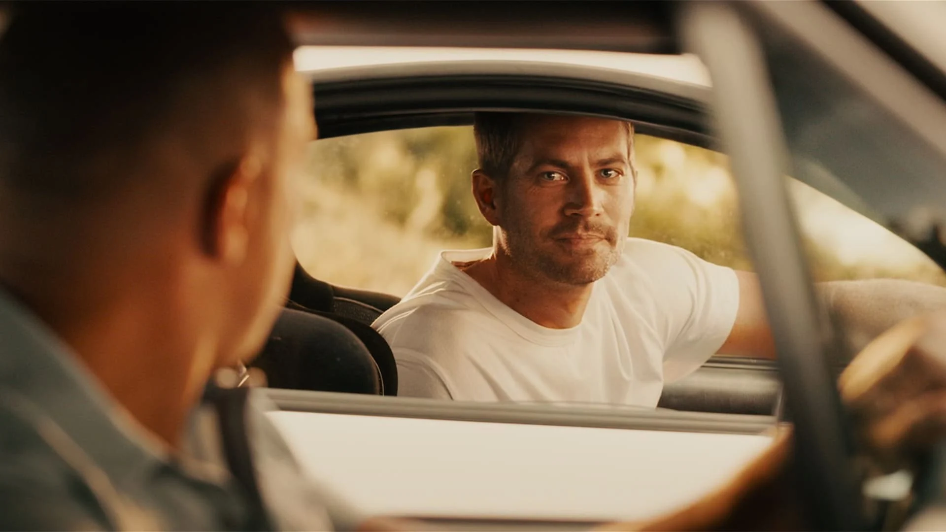 Brian O'Conner vivido por Paul Walker no volante de um carro na despedida de Velozes e Furiosos 7