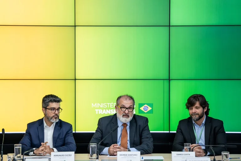 Representantes do Ministério dos Transportes durante apresentação sobre a CNH do Brasil