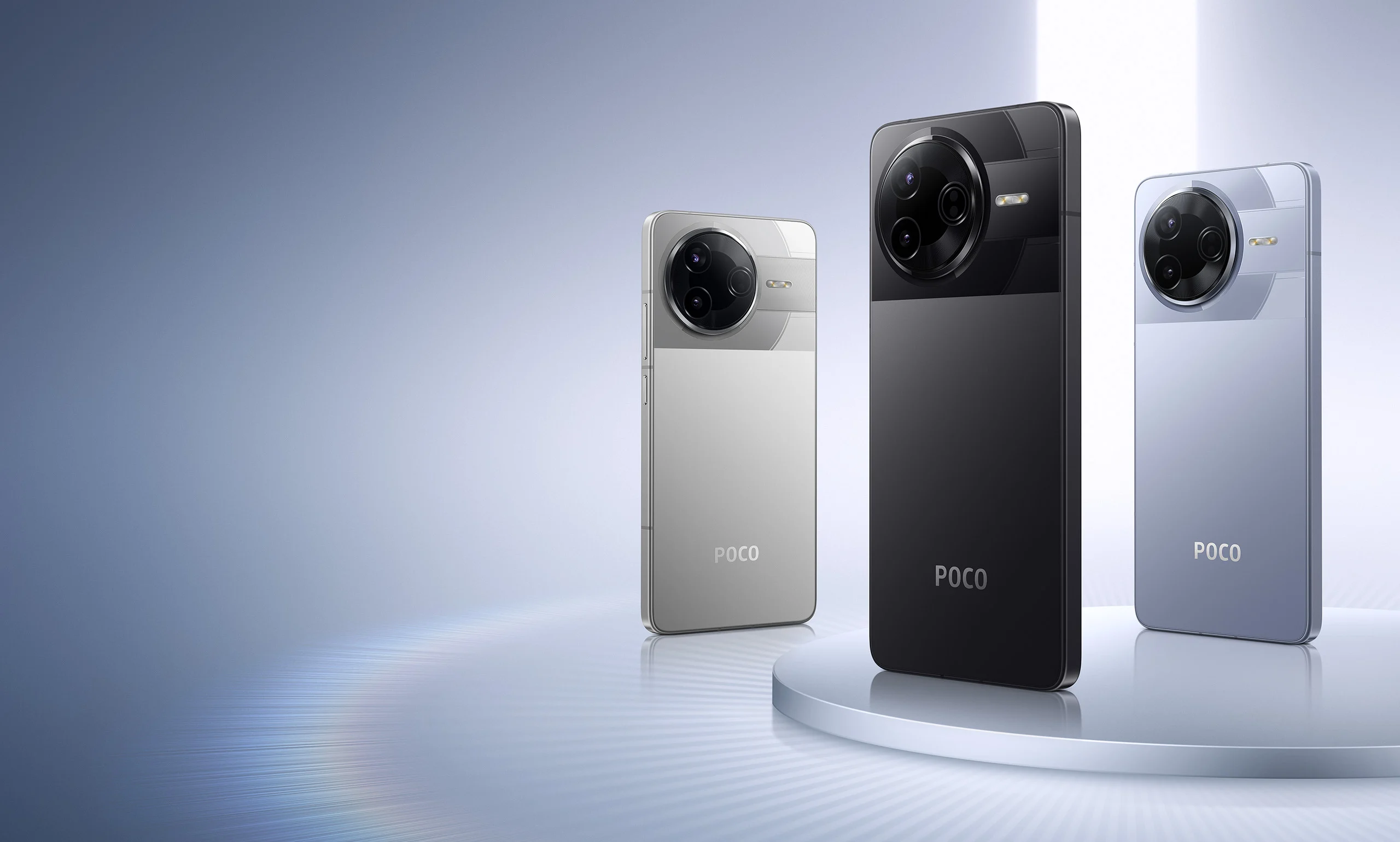 POCO F7 Pro nas cores prata, preto e azul, vistos pela traseira.