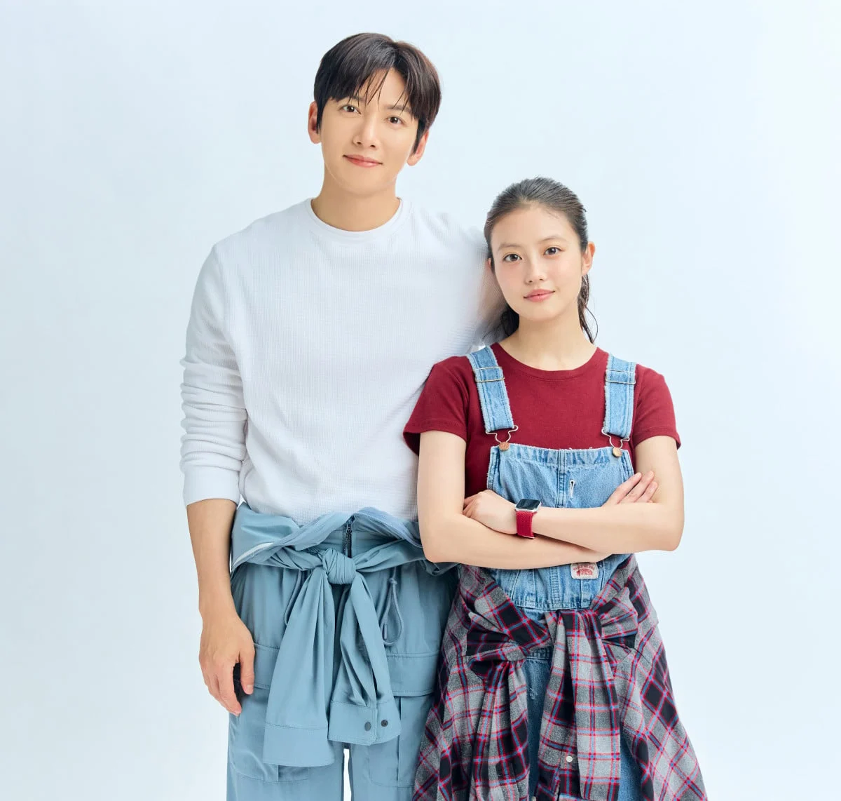 Ji Chang-wook e Mio Imada com os figurinos de seus personagens em Amor, Doce Amor