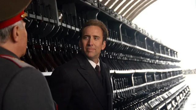 Nicolas Cage como Yuri Orlov diante de uma parede de armas em cena de O Senhor das Armas
