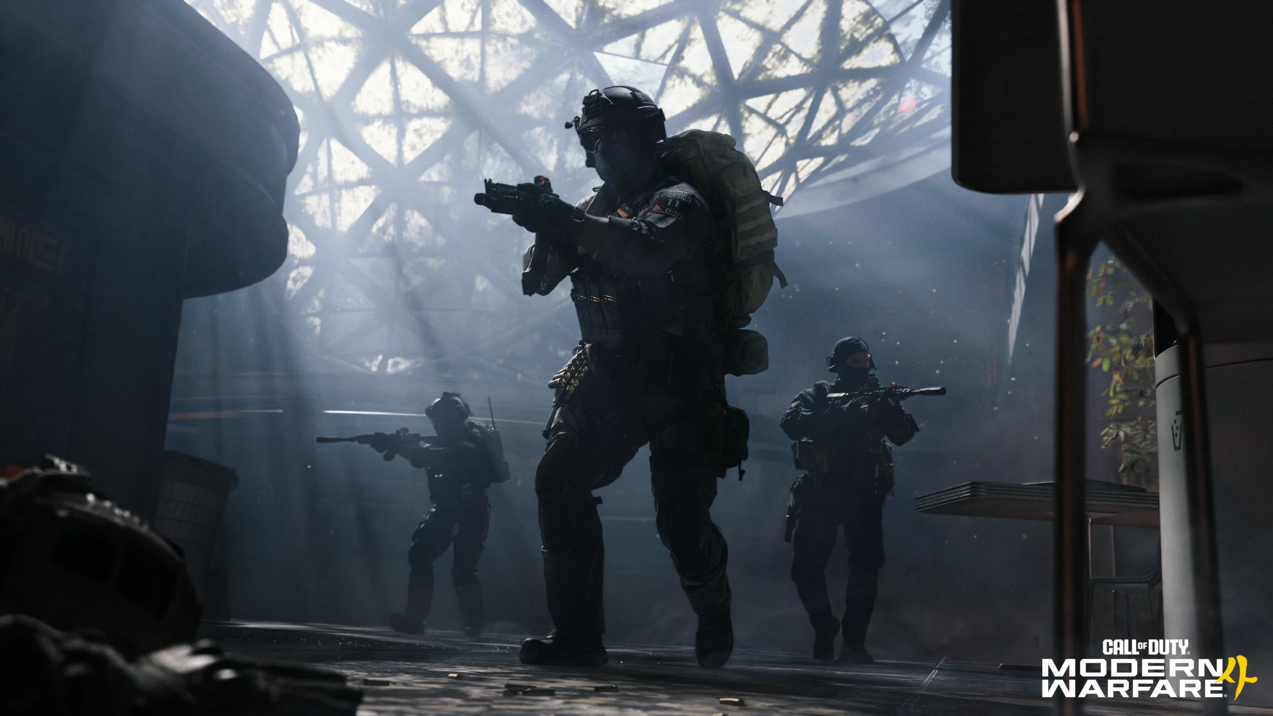 Soldados armados avançam em uma estrutura de vidro durante uma operação de Call of Duty Modern Warfare 4