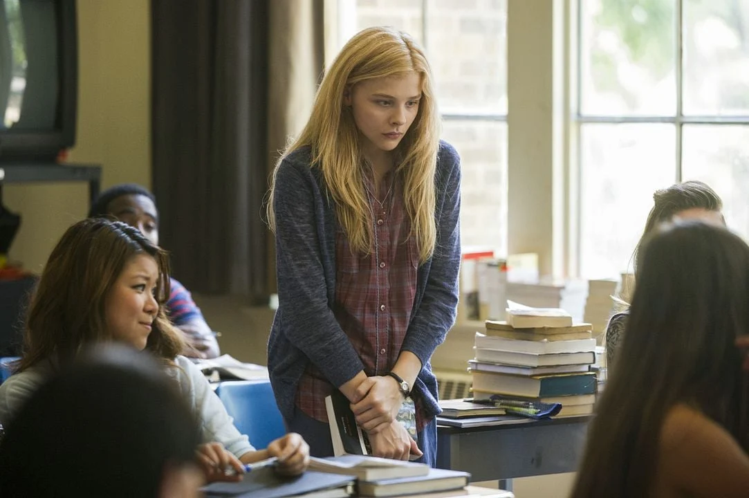 Chloë Grace Moretz interpreta Carrie White isolada em sala de aula no filme Carrie de 2013