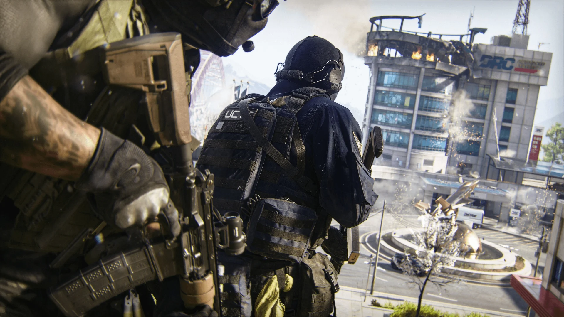 Operadores armados em cenário urbano de Call of Duty Modern Warfare 4