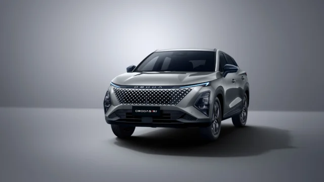 Omoda 5 SHS-H 2026 prateado visto de frente em imagem oficial da fabricante