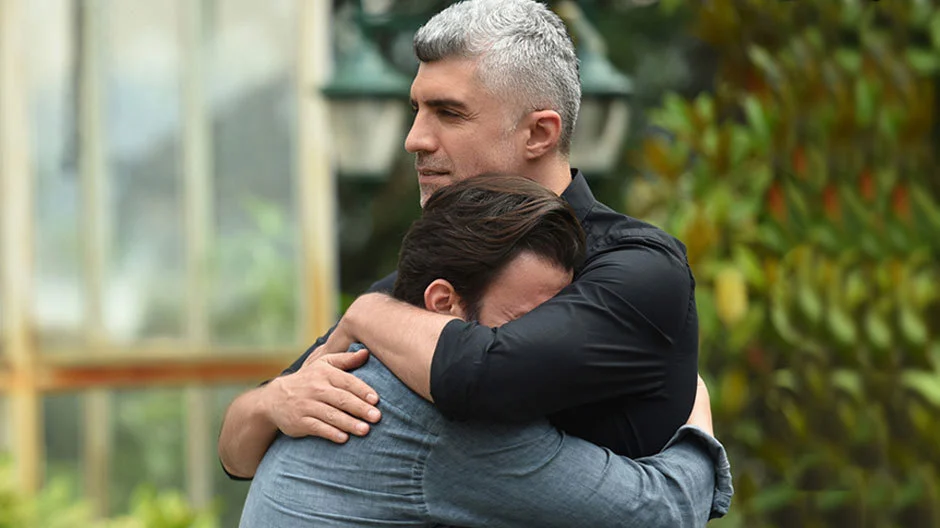 Faruk abraça o irmão Fikret em cena do episódio 53 de İstanbullu Gelin