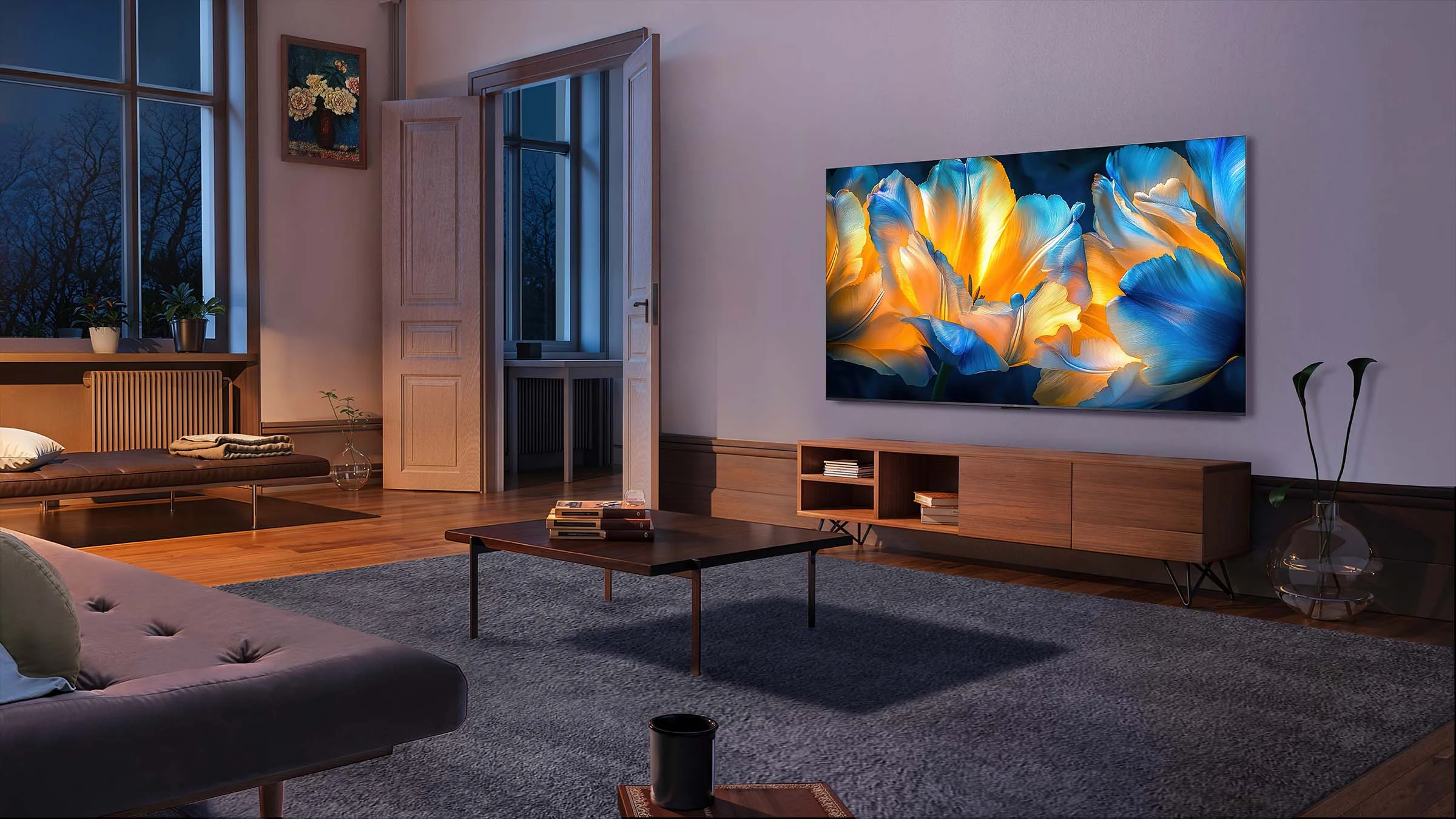 Imagem de divulgação da TCL C6K instalada na parede de uma sala, com flores azuis e amarelas na tela