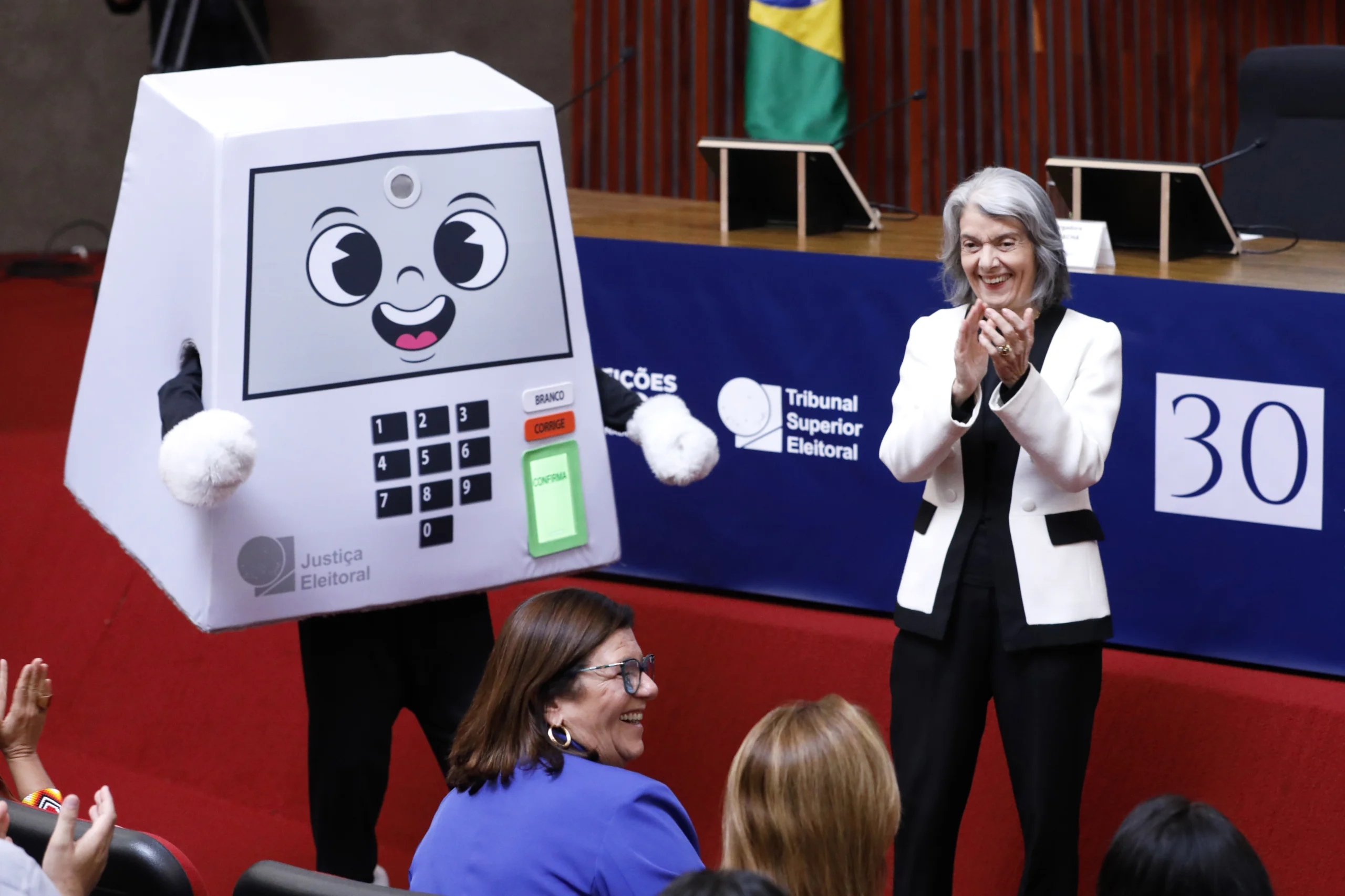 Urna eletrônica em evento do Tribunal Superior Eleitoral em 2026