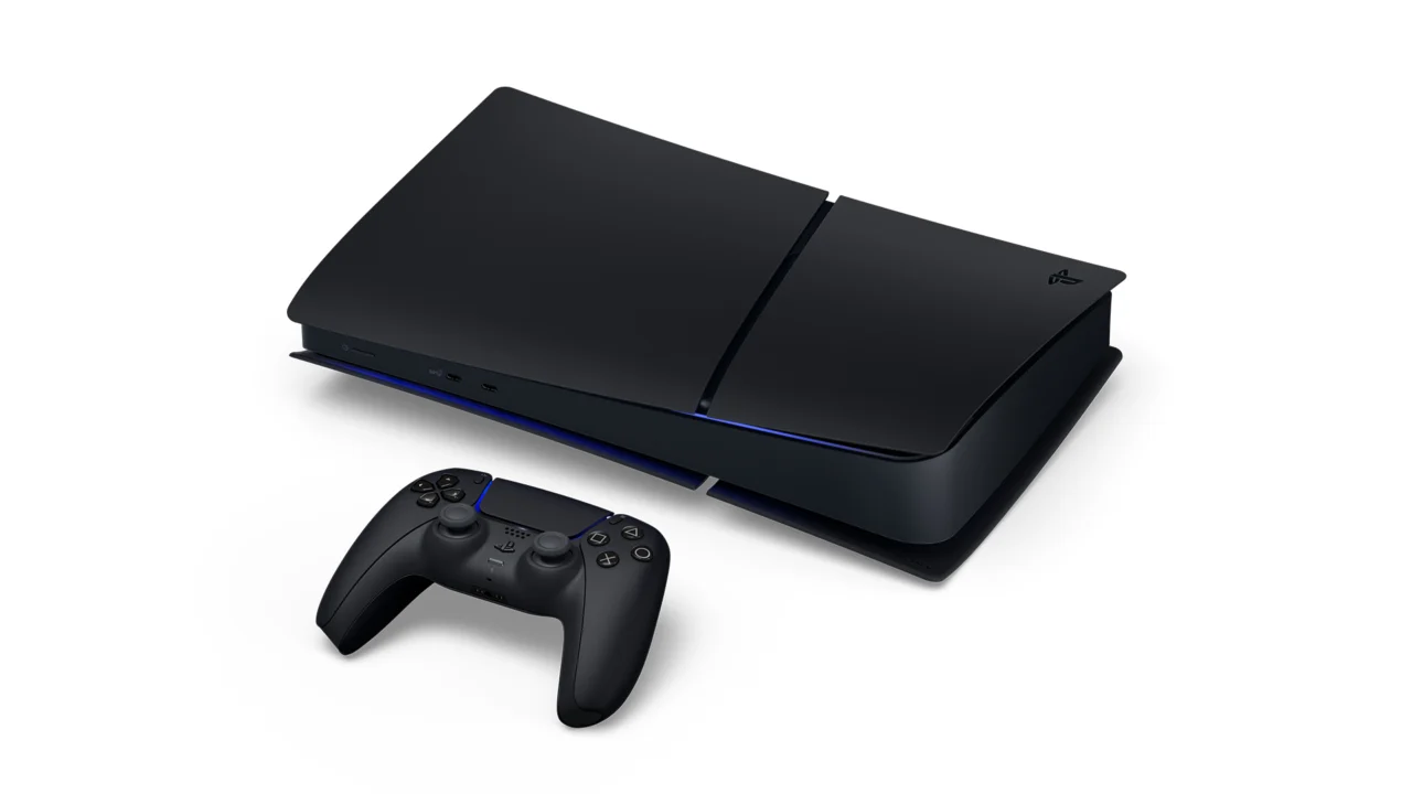 PS5 Digital Edition Midnight Black na horizontal ao lado de um controle DualSense preto