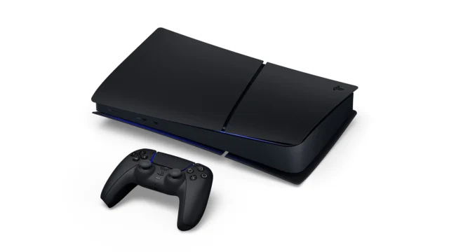 PS5 Digital Edition Midnight Black na horizontal ao lado de um controle DualSense preto