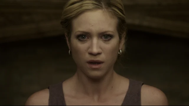 Iris, interpretada por Brittany Snow, encara à frente com expressão de medo em cena de Would You Rather