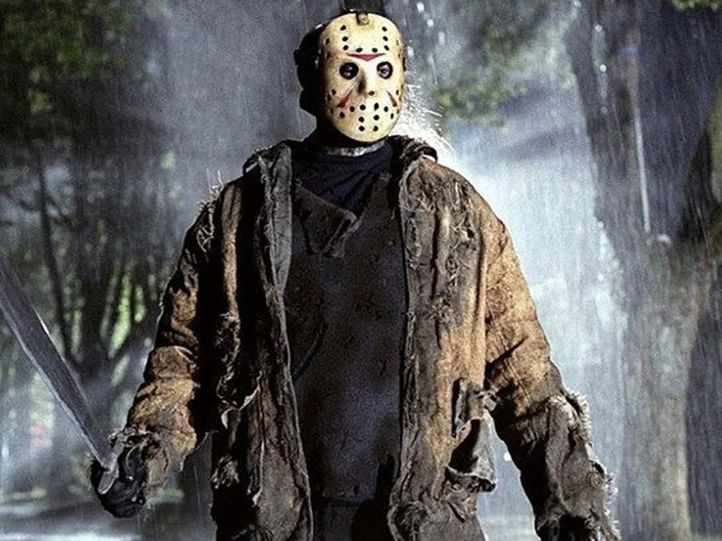 Jason Voorhees usando máscara de hóquei em Sexta-Feira 13