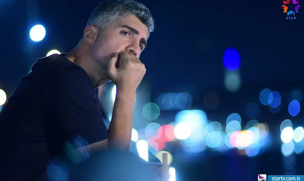 Faruk pensativo em uma cena noturna de Para Sempre no Meu Coração, divulgada pela Star TV para o episódio 17.