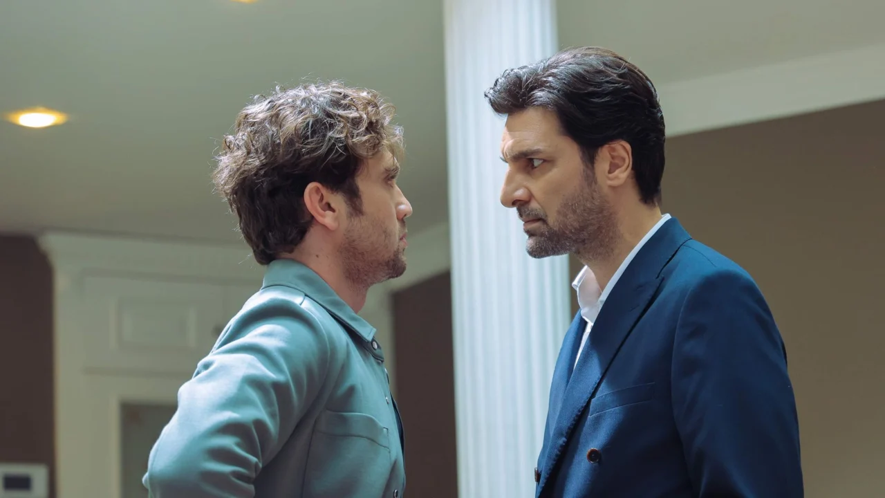 Devran, interpretado por Aras Bulut İynemli, encara İskender, vivido por Uğur Polat, em cena de Deha