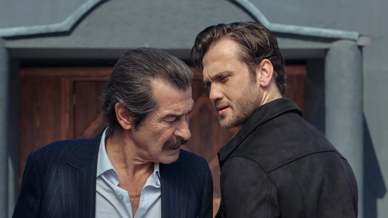 İskender, interpretado por Uğur Polat, ao lado de Devran, vivido por Aras Bulut İynemli, em Deha