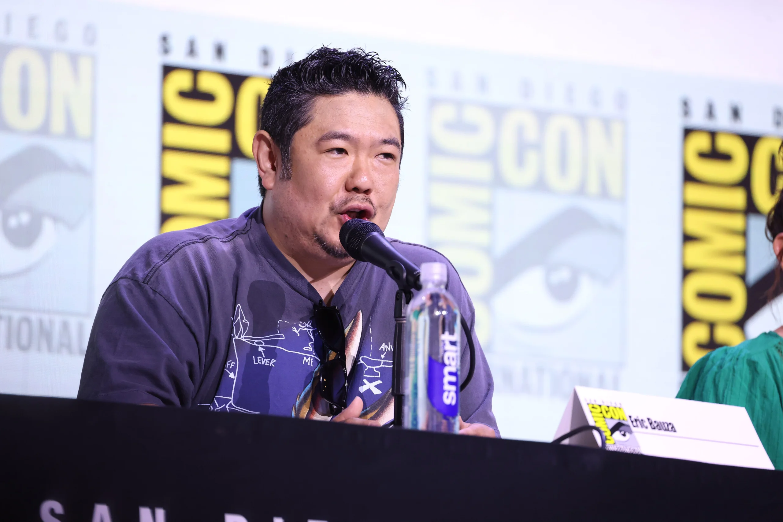 Eric Bauza participa de debate na San Diego Comic-Con de 2025 usando camiseta cinza