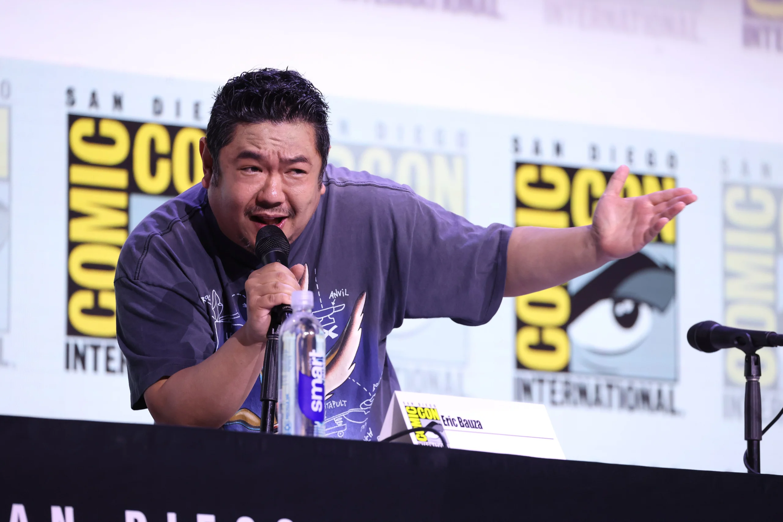 Eric Bauza fala ao microfone e gesticula durante painel de Coyote vs. Acme na Comic-Con de 2025