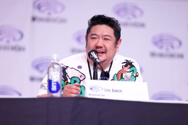 Eric Bauza diante de um microfone em painel na WonderCon de 2026