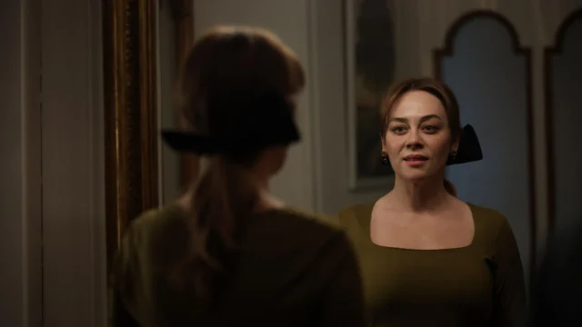 Bahar observa o próprio reflexo em uma cena do encerramento da novela turca