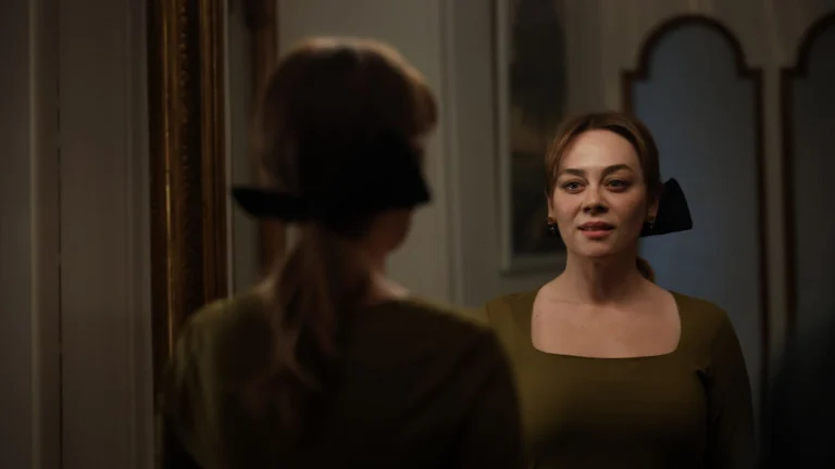 Bahar observa o próprio reflexo em uma cena do encerramento da novela turca