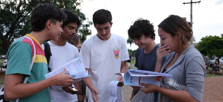 Estudantes conferem materiais do Enem antes da realização da prova