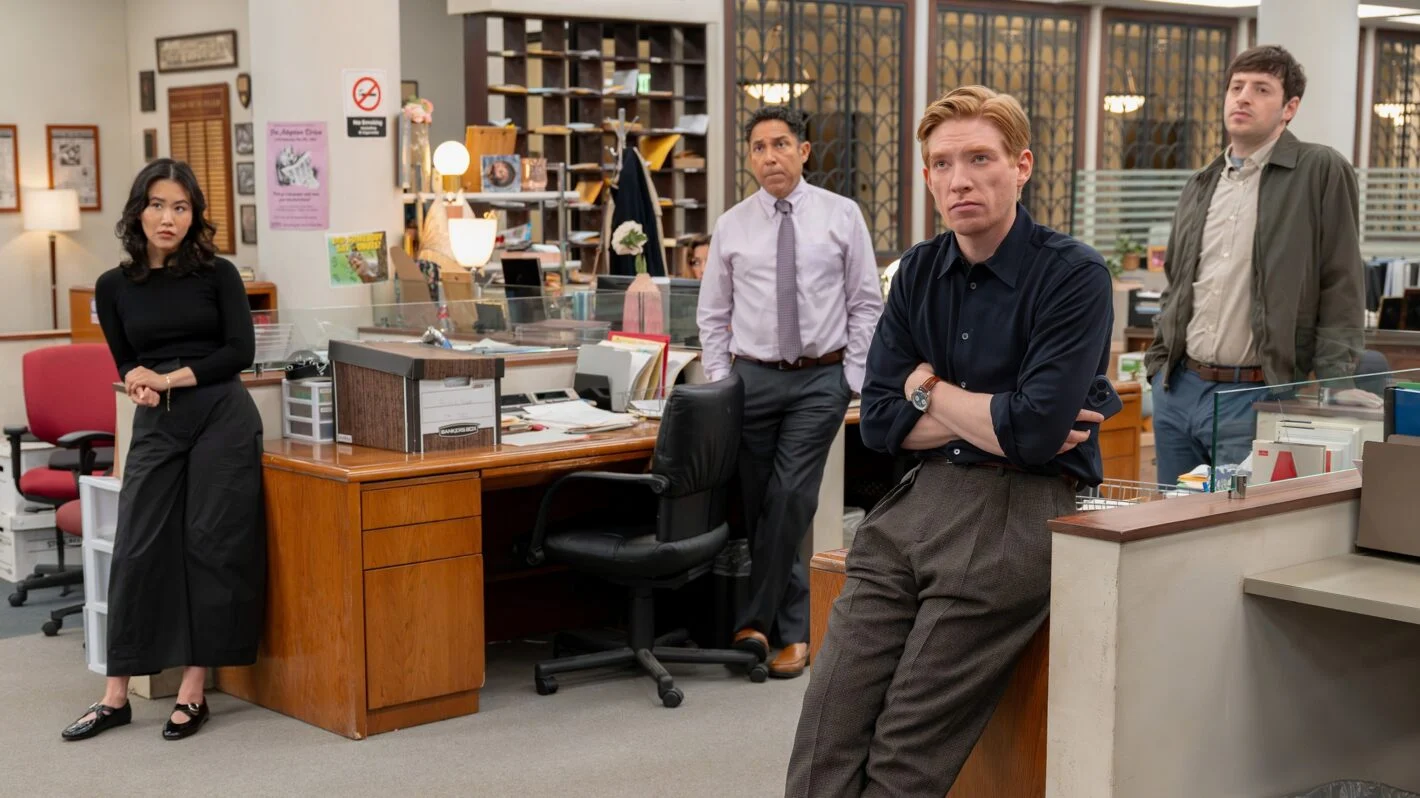 Domhnall Gleeson, Oscar Nuñez e integrantes de The Paper na redação do Toledo Truth Teller