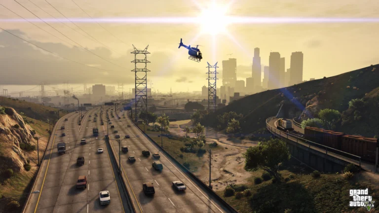 Rodovia de Los Santos em GTA V, com helicóptero sobrevoando carros e prédios ao fundo
