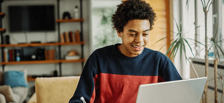 Estudante usando notebook em imagem de divulgação do Inep sobre a consulta ao cartão do Enem 2026