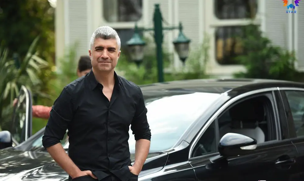 Faruk Boran diante de um automóvel na entrada da mansão em cena de Para Sempre no Meu Coração
