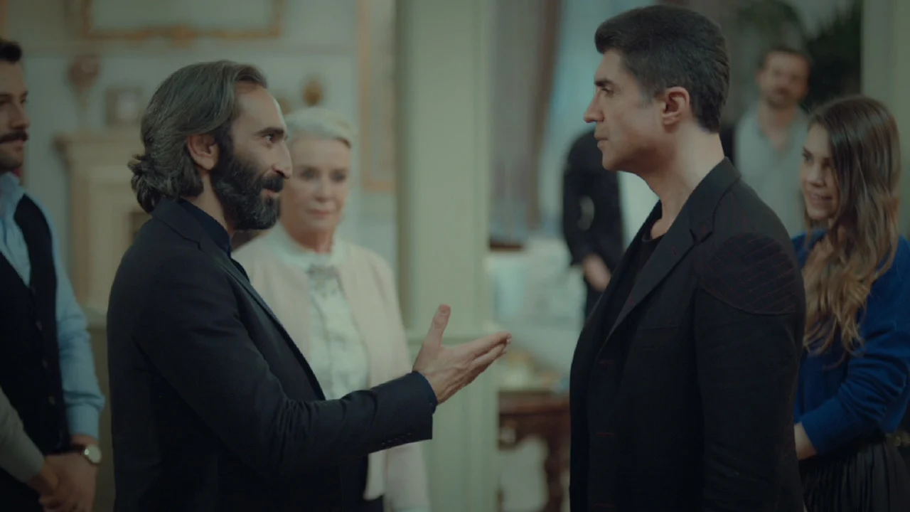 Adem diante de Faruk durante um encontro na mansão dos Boran em Para Sempre no Meu Coração