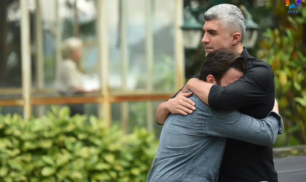 Faruk Boran abraça Fikret em um jardim durante o episódio 53 de Para Sempre no Meu Coração
