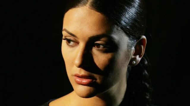 Bergüzar Korel como Sherazade em close, em Mil e Uma Noites