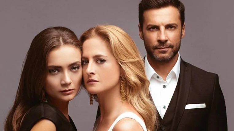 Gülru, Gülfem e Ömer em foto promocional da novela turca Guerra das Rosas