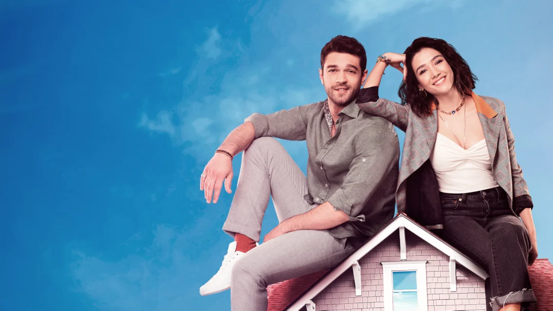 Selin e Demir, casal da novela turca Outra Vez Você, posam juntos em imagem promocional