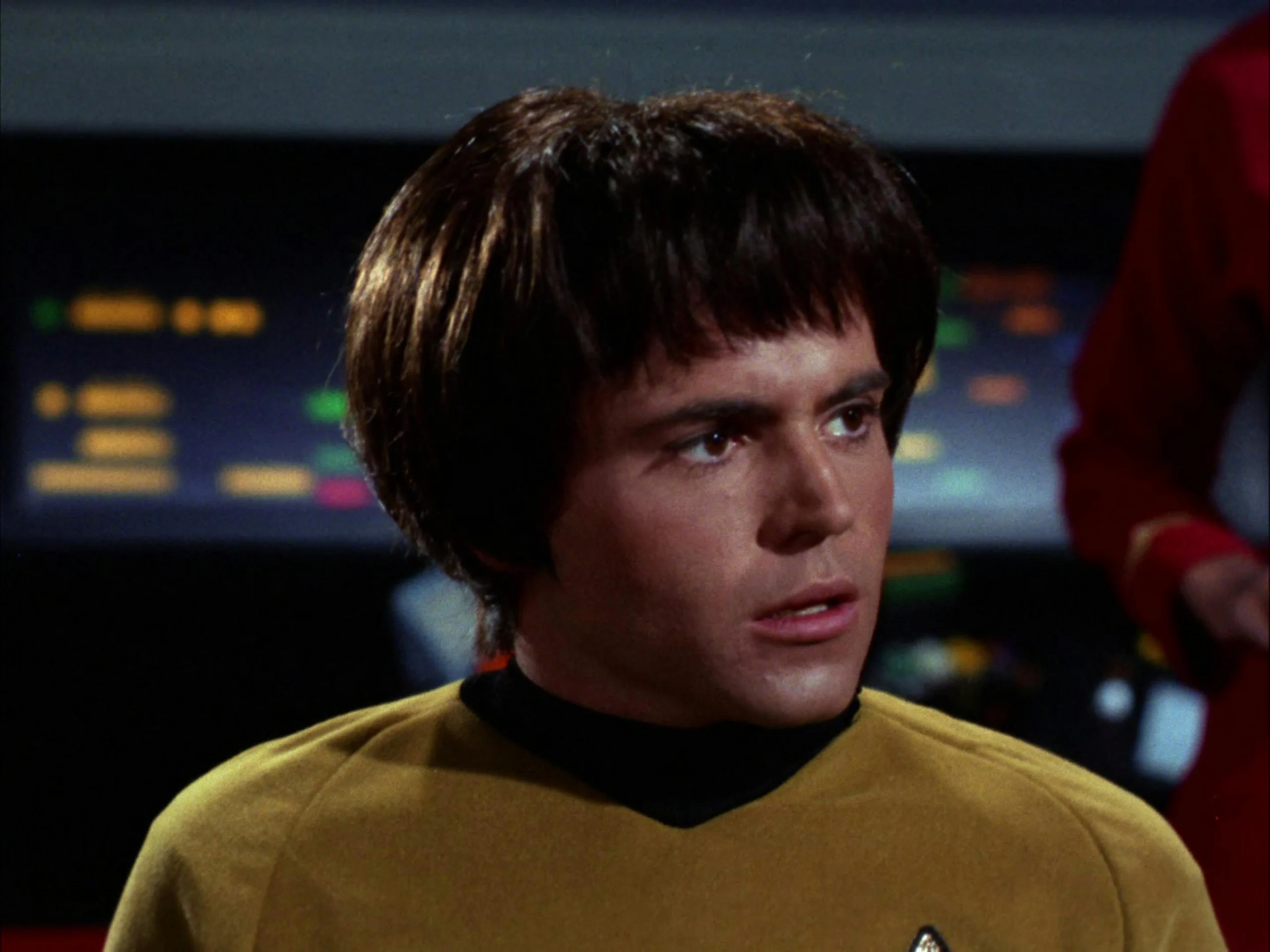 Walter Koenig interpretando Pavel Chekov com o uniforme dourado da Frota Estelar na série clássica de Star Trek