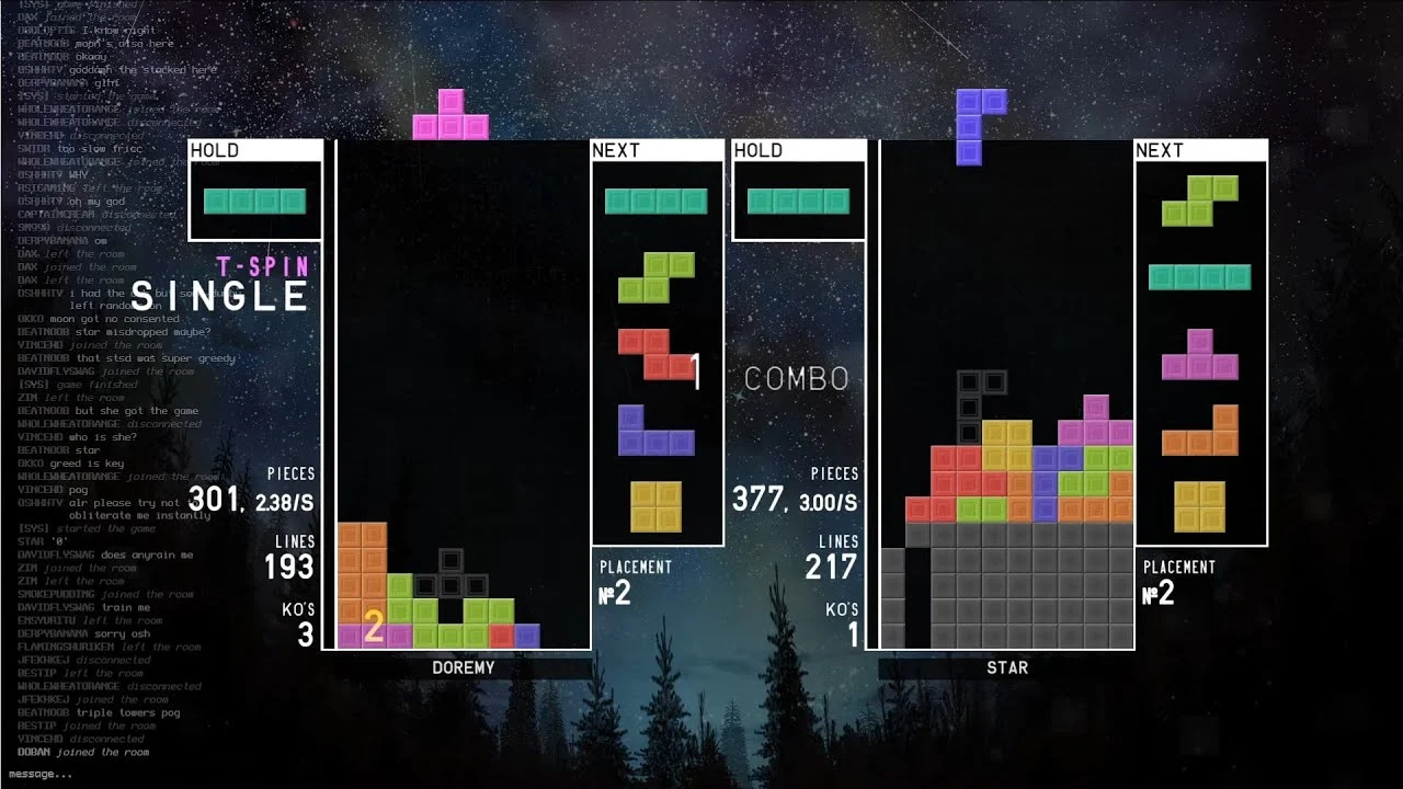 Partida multiplayer de TETR.IO com dois campos de blocos e peças coloridas em movimento.